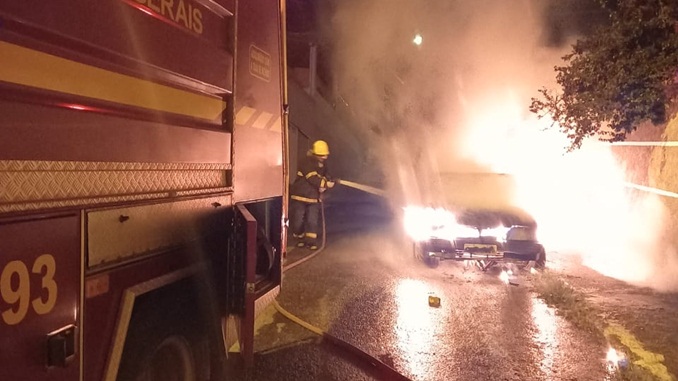 Bombeiros combatem incêndio em veículo no bairro Senhor dos Montes, em  São João Del-Rei