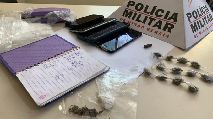 Polícia Militar prende duas pessoas e apreende três menores por tráfico de drogas