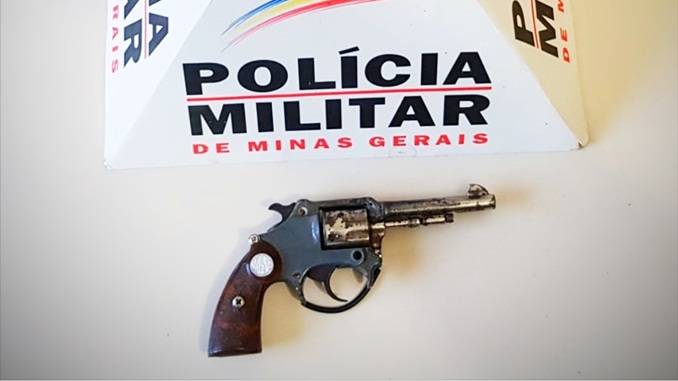Polícia Militar apreende arma de fogo após denúncia