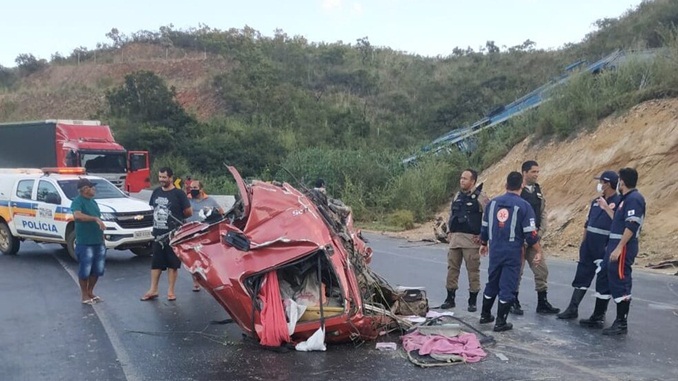 Motorista é arremessado de cegonheira e morre na BR-251, em Francisco Sá