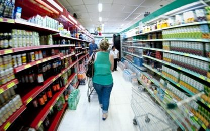 Intenção de consumo dos brasileiros volta a cair em abril
