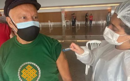 Ídolo do Atlético, Reinaldo é vacinado contra a Covid-19