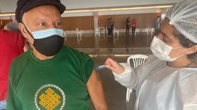 Ídolo do Atlético, Reinaldo é vacinado contra a Covid-19