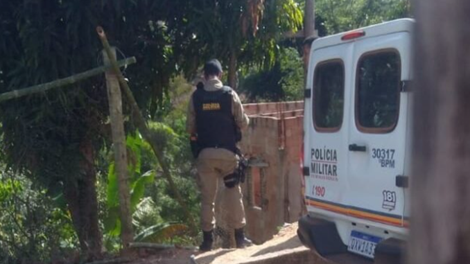 Após briga, pai mata filho com facada no pescoço e nas costas em Santa Bárbara