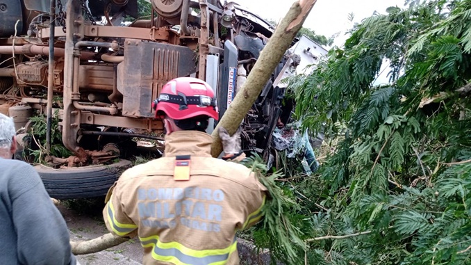 Caminhoneiro morre em acidente na MG-448 próximo a Santa Bárbara do Tugúrio