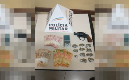Autores foram presos em flagrante por tráfico de drogas ameaça e agressão, em Barbacena