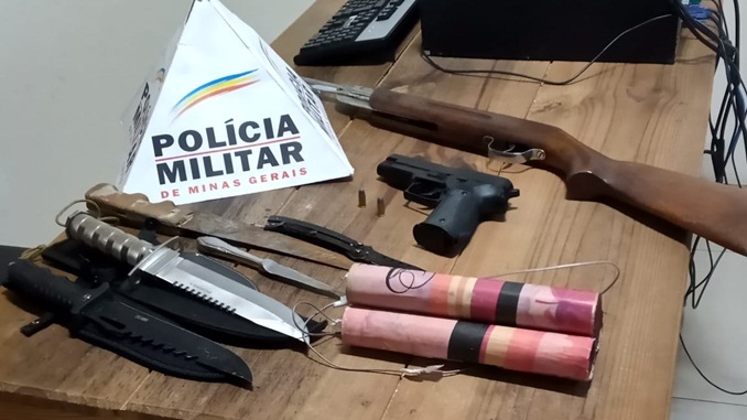 Homem é preso após ameaçar ex-companheira com arma de fogo, em Barbacena