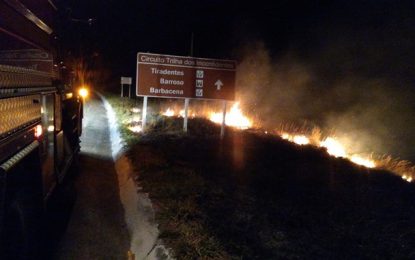 Bombeiros combatem incêndio na BR-265