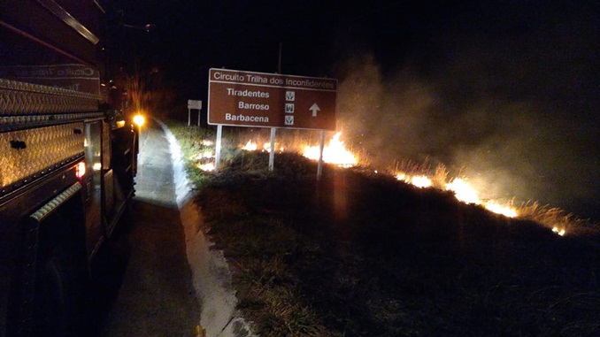 Bombeiros combatem incêndio na BR-265