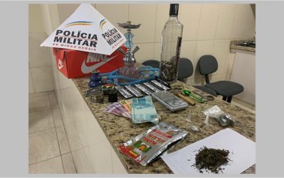Autores são presos por tráfico de drogas no Bairro São Pedro, em Barbacena