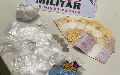 Jovem é preso por tráfico de drogas, em São João Del-Rei