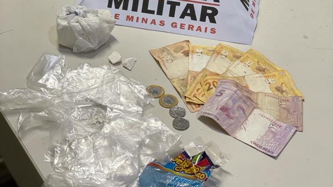 Jovem é preso por tráfico de drogas, em São João Del-Rei