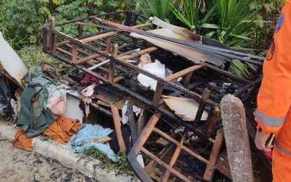 Bombeiros combatem incêndio em residência no bairro Senhor dos Montes, em São João Del-Rei