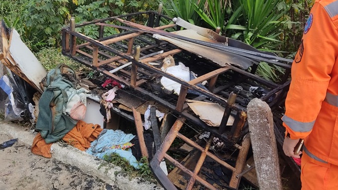 Bombeiros combatem incêndio em residência no bairro Senhor dos Montes, em São João Del-Rei