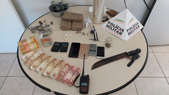 Três homens e uma mulher são presos por tráfico de drogas, em Alfredo Vasconcelos