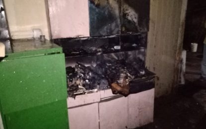 Bombeiros combatem incêndio em depósito de maquinas no bairro Funcionários, em Barbacena