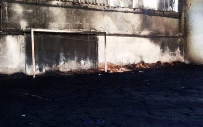 Bombeiros combatem incêndio em ginásio esportivo no bairro Boa Vista, em Barbacena