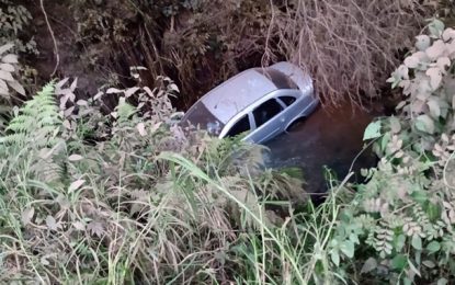 Veículo cai em córrego e deixa uma pessoa ferida