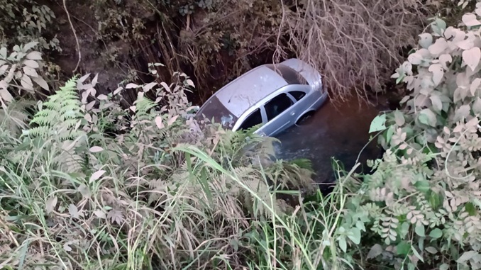 Veículo cai em córrego e deixa uma pessoa ferida