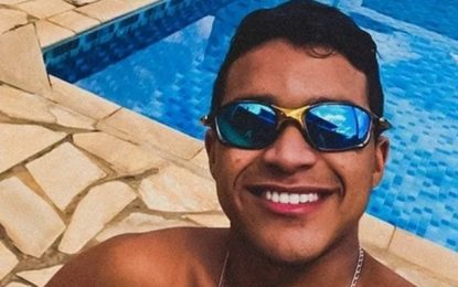 Jovem morre após ser atingido por motociclista que empinava moto em Passos