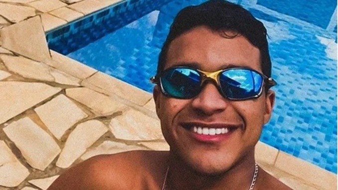 Jovem morre após ser atingido por motociclista que empinava moto em Passos