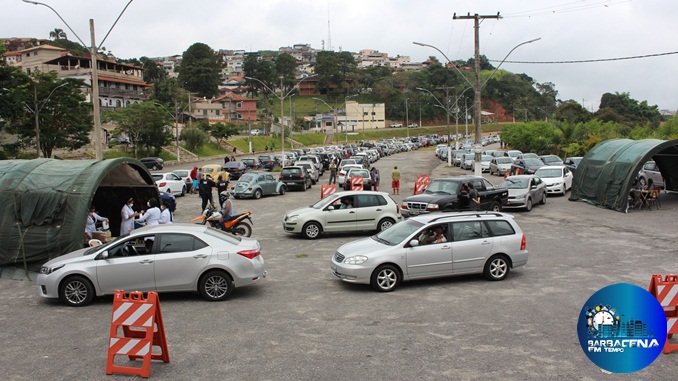 Idosos de 60 anos ou mais poderão receber a primeira dose por meio de drive trhu e a pé