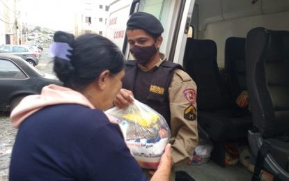 Polícia Militar realiza entrega de cestas básicas a famílias, em Barbacena