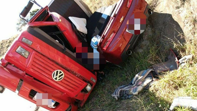 Caminhão tomba sobre Camaro e deixa três feridos em São Pedro da União