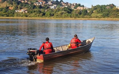 Bombeiros localizam corpo de jovem que desapareceu no rio Doce