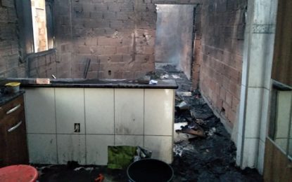 Bombeiros combatem incêndio em residência no bairro Murtinho na cidade de Congonhas