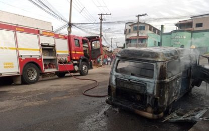 Kombi pega fogo no bairro Nove de Março, em Barbacena