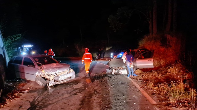 Motorista fica ferido em colisão na MGC-265, próximo a Pinheiro Grosso