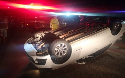 Bombeiros resgatam vítima em veículo capotado na BR-040