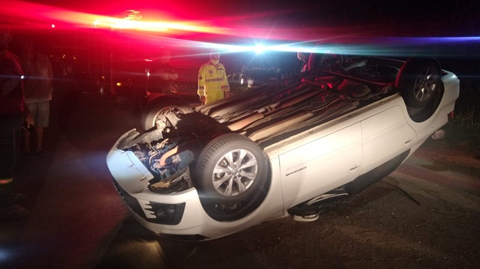 Bombeiros resgatam vítima em veículo capotado na BR-040
