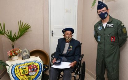 EPCAR homenageia ex-combatente no Dia da Vitória