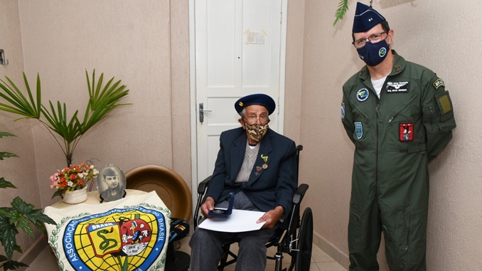 EPCAR homenageia ex-combatente no Dia da Vitória