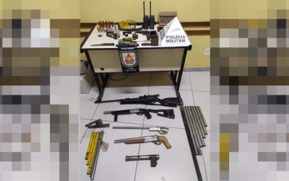 PM apreende arsenal de armas de fogo em Barbacena