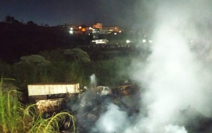 Incêndio atinge depósito de sucatas no bairro Carijós, em Conselheiro Lafaiete