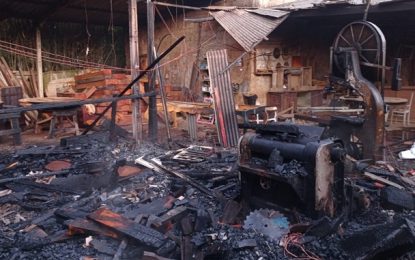 Bombeiros combatem incêndio de grandes proporções em serraria