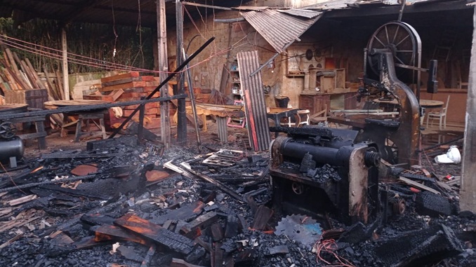 Bombeiros combatem incêndio de grandes proporções em serraria