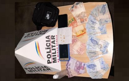 Após perseguição de suspeito, PM recupera motocicleta furtada e apreende drogas e dinheiro