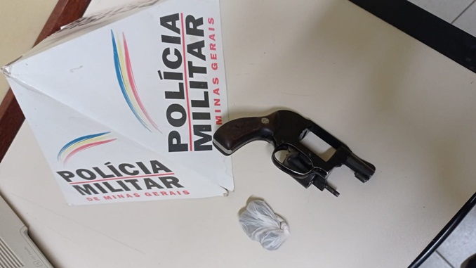 Menor é apreendido com arma e drogas, em Barbacena