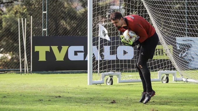Após lesão grave de Rafael, goleiro que atua em Portugal entra na mira do Galo