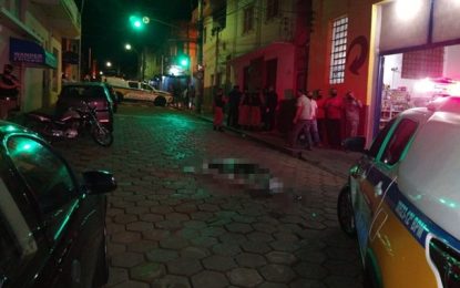 Homem é morto a tiros ao tentar assaltar clientes de um bar em Passos