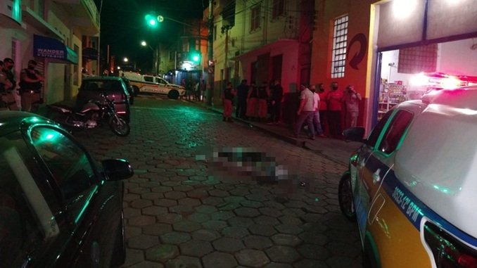 Homem é morto a tiros ao tentar assaltar clientes de um bar em Passos