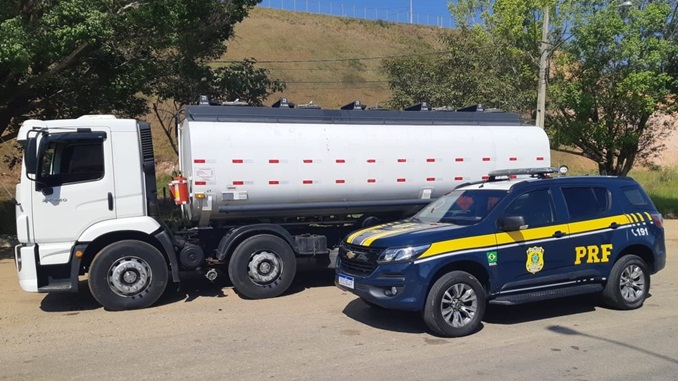 PRF apreende 24 mil litros de combustível irregular na BR-116, em Muriaé