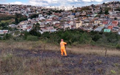 Bombeiros combatem incêndio em área próxima ao Hospital Regional de Barbacena