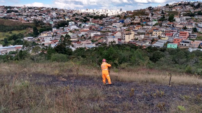 Bombeiros combatem incêndio em área próxima ao Hospital Regional de Barbacena