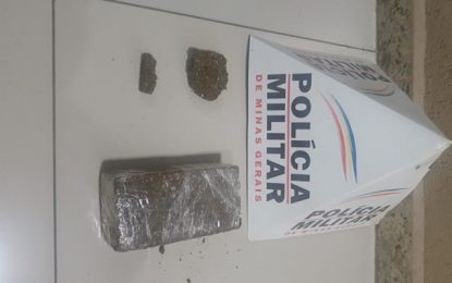 Polícia Militar apreende menor e barra de maconha, em Barbacena