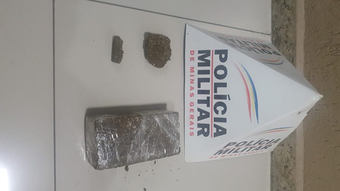 Polícia Militar apreende menor e barra de maconha, em Barbacena